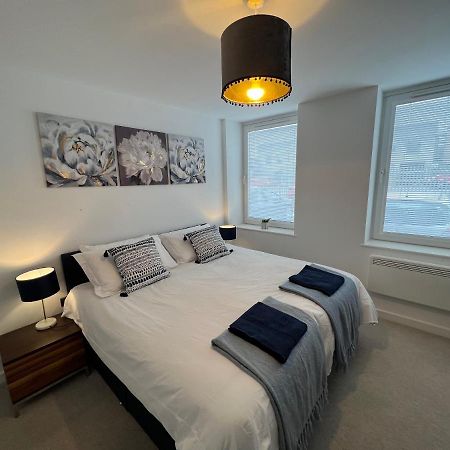 Modern 2 bedroom apt sleeps 6 - near Gloucester Eksteriør billede