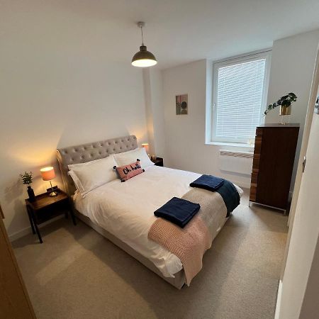 Modern 2 bedroom apt sleeps 6 - near Gloucester Eksteriør billede