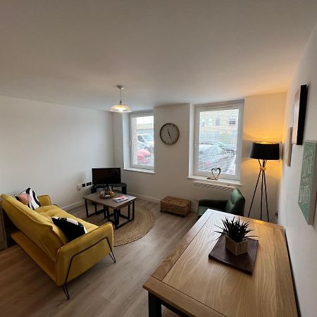 Modern 2 bedroom apt sleeps 6 - near Gloucester Eksteriør billede
