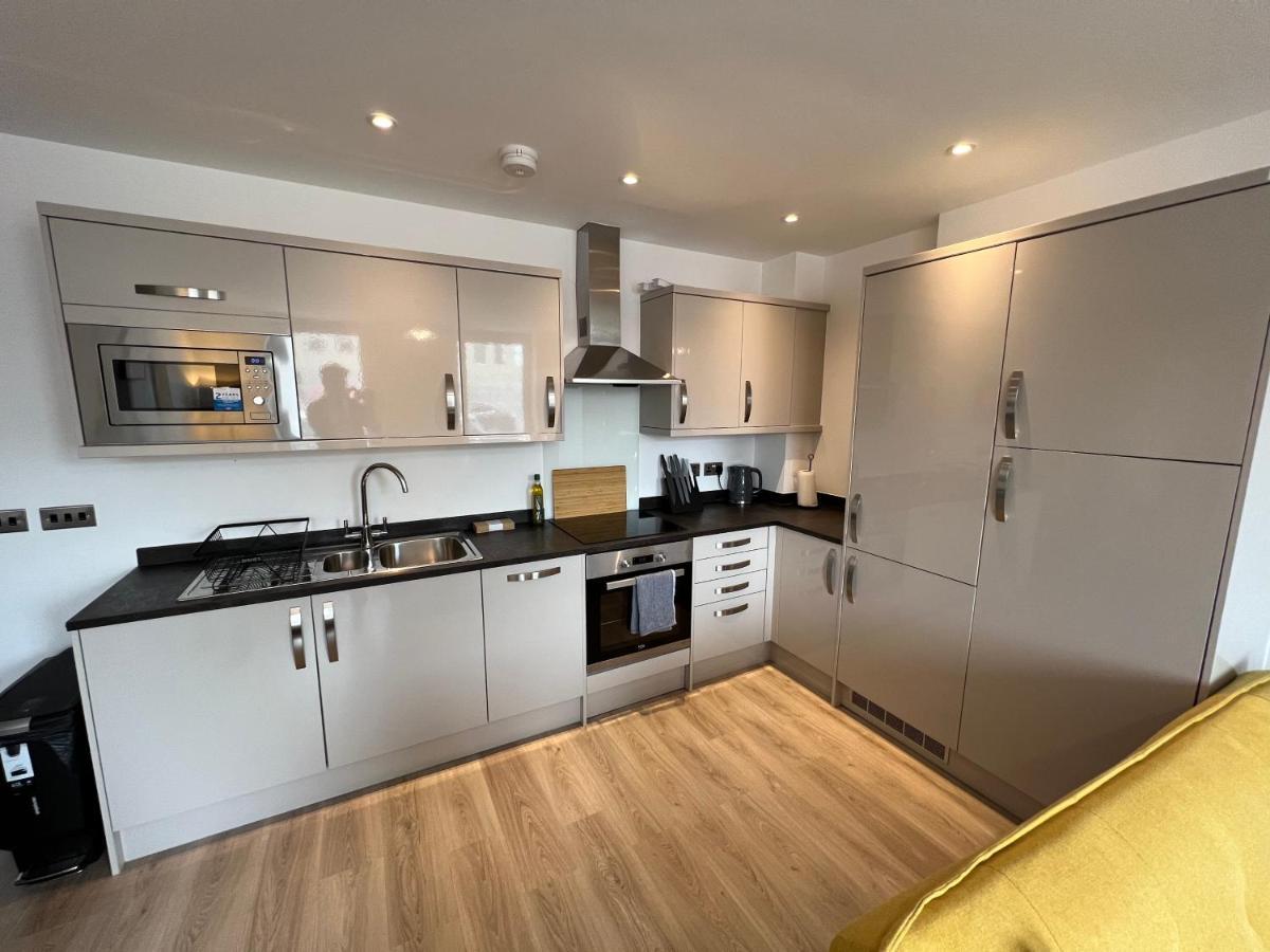 Modern 2 bedroom apt sleeps 6 - near Gloucester Eksteriør billede