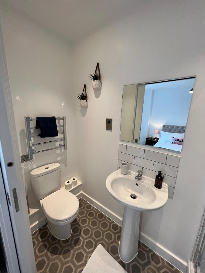 Modern 2 bedroom apt sleeps 6 - near Gloucester Eksteriør billede