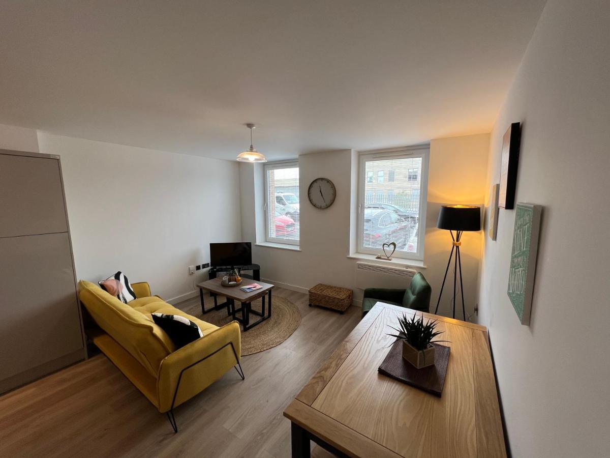 Modern 2 bedroom apt sleeps 6 - near Gloucester Eksteriør billede