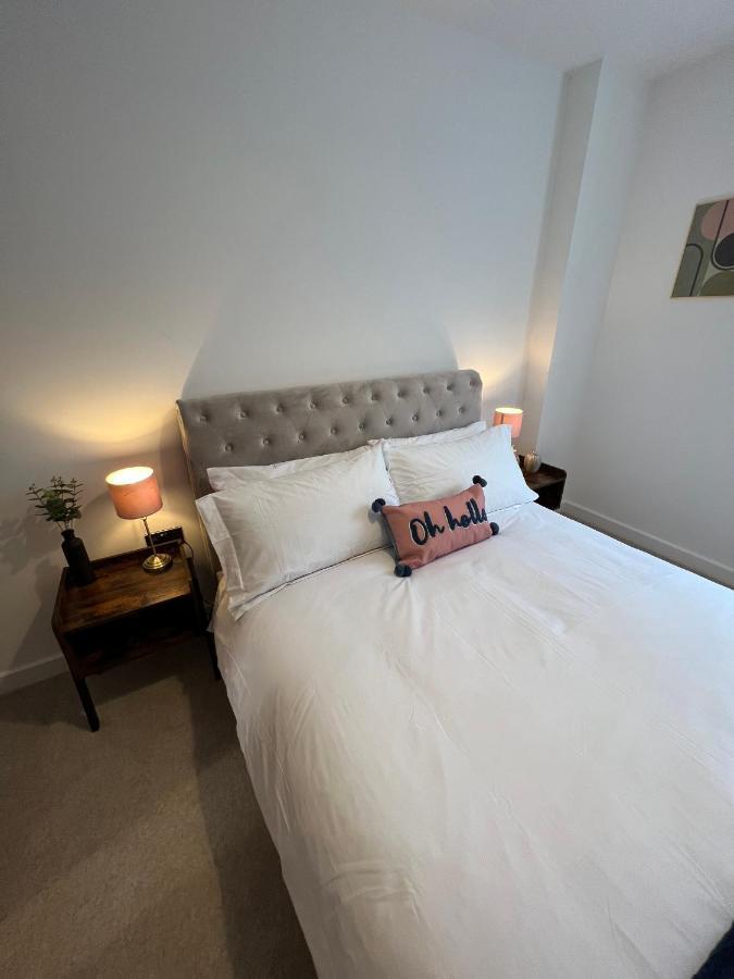 Modern 2 bedroom apt sleeps 6 - near Gloucester Eksteriør billede